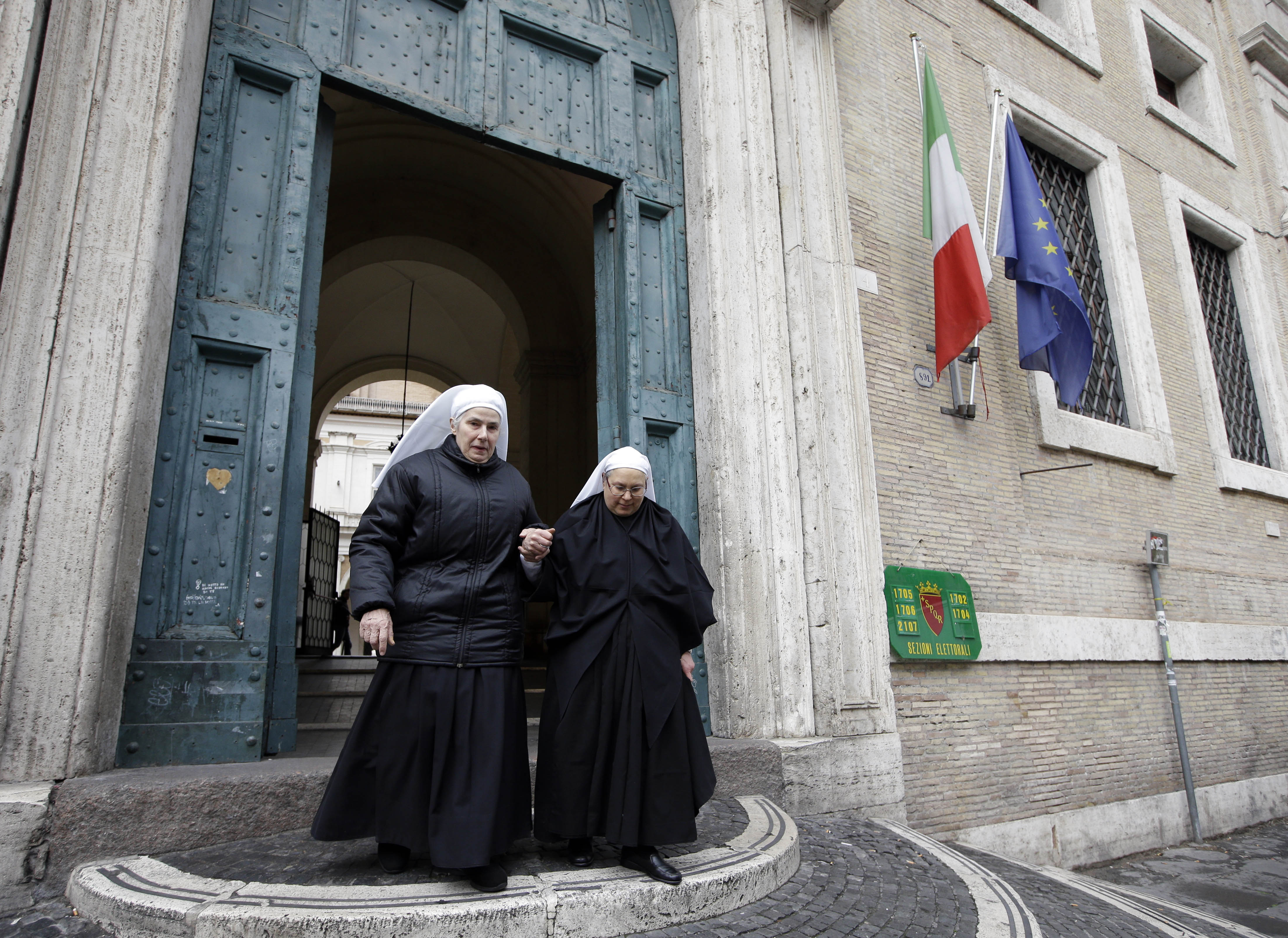 Με αντίπαλο τον καιρό και την αποχή οι Ιταλοί στις κάλπες